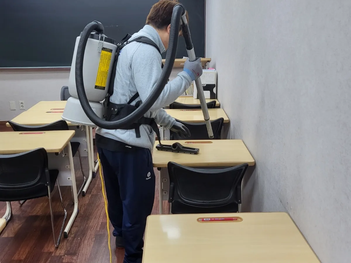 담양군 무정면 학교 현관·중앙홀 바닥 위생청소 사례 - 행진크린