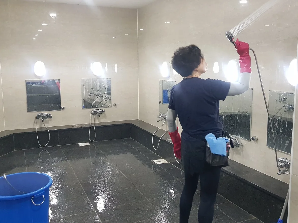고흥군 동강면 목욕탕 탈의실·파우더룸 바닥 위생청소 사례 - 행진크린